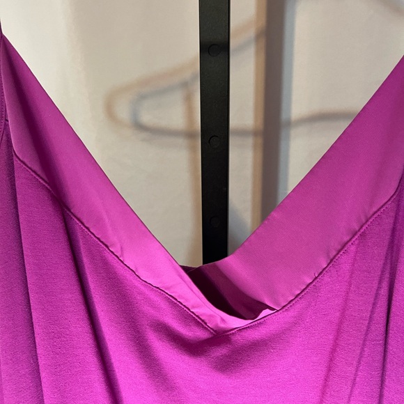 V-neck cami with delicate neckline detail - Picture 4 of 7